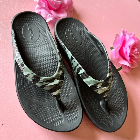 OOFOS Sandal OOlala Luxe Sandal - Patent Technology for feet! Green camo… - Picture 7 of 9